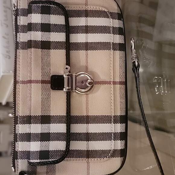 Burberry Wristlet Clutch. Burberry Plaid W/ Black Trim. Gorgous! BN. - Picture 6 of 8